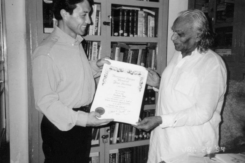 Gustavo with B.K.S. Iyengar in India